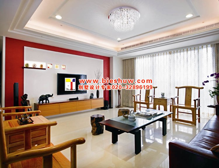 电视背景墙采用高贵珊瑚红的壁纸来衬底，凸显白净立面的层次感，搭配上色泽绚丽的琉璃，传递出吉祥与华贵兼容并蓄的巧妙设计