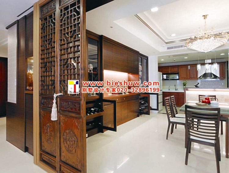 有着立体感的餐柜墙，中部设计上下两个柜子用以衬托出中间展示区的精致，两边透明的柜子则作为餐具柜、红酒柜来使用