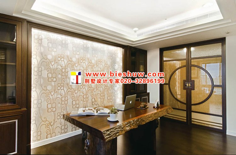 书房门是铜钱形的金色玻璃对开拉门，背景是采用特殊材质的壁纸，在灯光的烘托下更显得立体十足