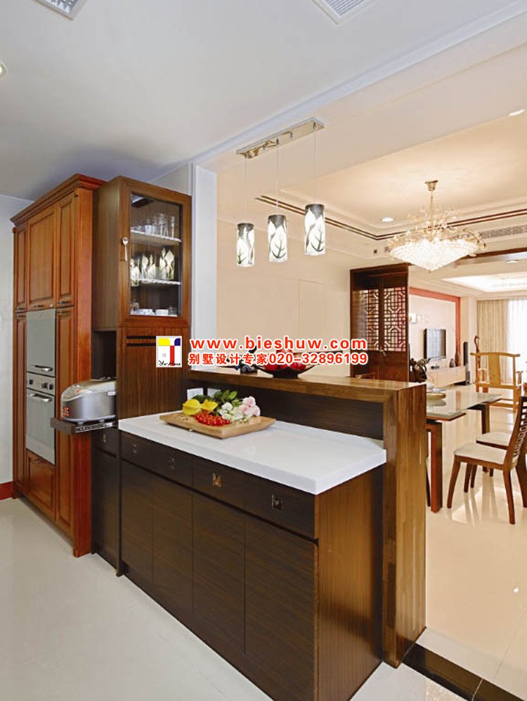 隔着餐厅与厨房的双层吧台，往里面就是厨房