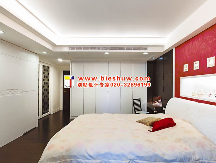 主卧室床头背景使用有着鲜亮纹理的浪漫珊瑚红色壁纸