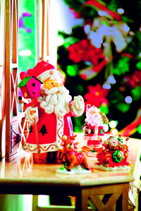 布置张扬的红金色圣诞